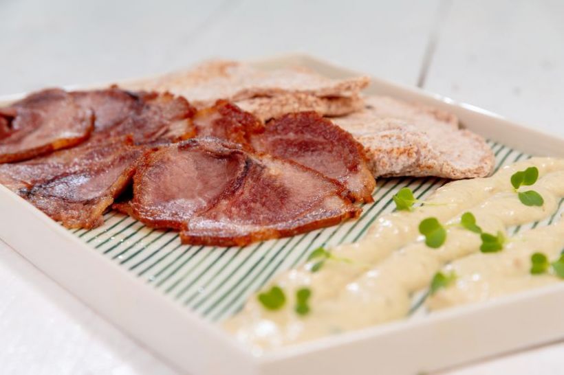 Salată de vinete cu smântână, lipie keto, roast porc