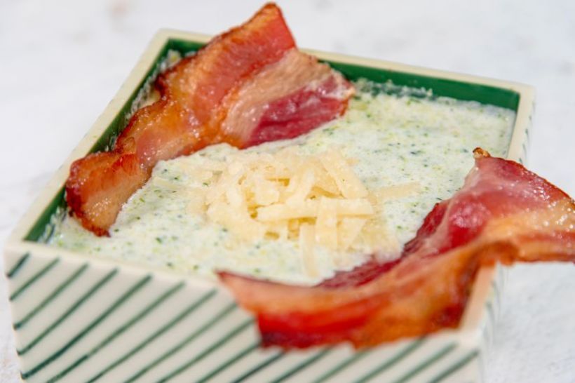 Supă cremă de broccoli cu bacon crocant