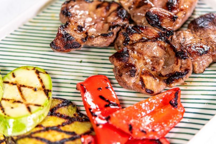 Ceafă de porc și dovlecei, vinete, ardei la grill