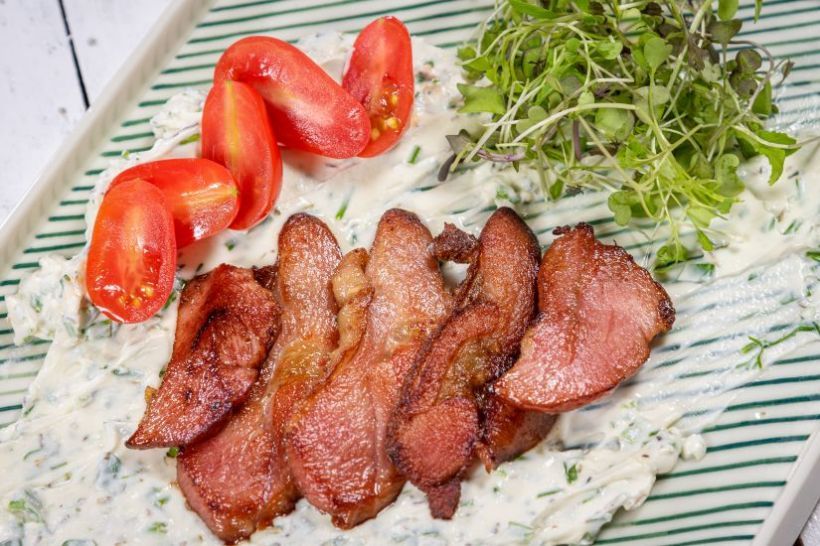 Pulpă de curcan, afumată cu mix salată, roșii cherry și cremă de brânză cu verdețuri