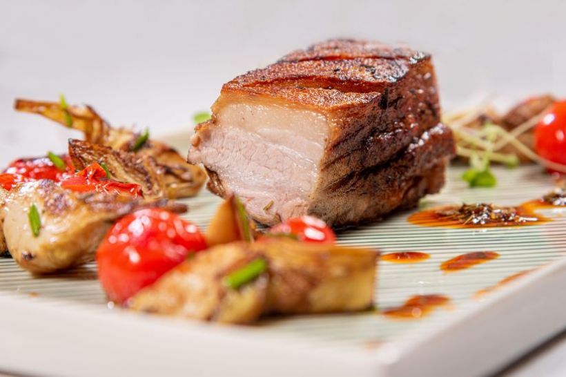 Piept de porc marinat cu anghinare si rosii coapte