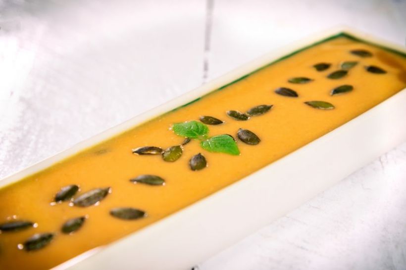 Cheesecake descompus cu biscuiți de ovăz, cremă de ricotta vegetala și piure de mango