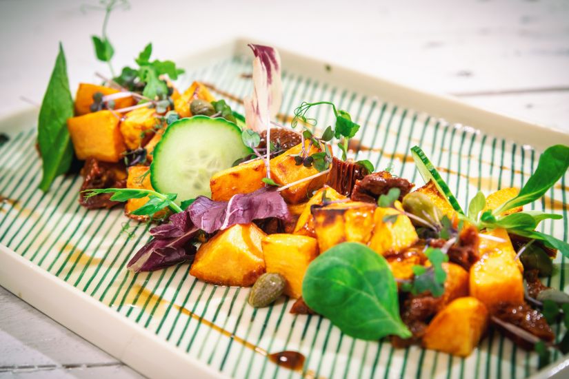 Cartofi dulci cu roșii uscate și capere, amestec de salată cu castraveți si dressing balsamic