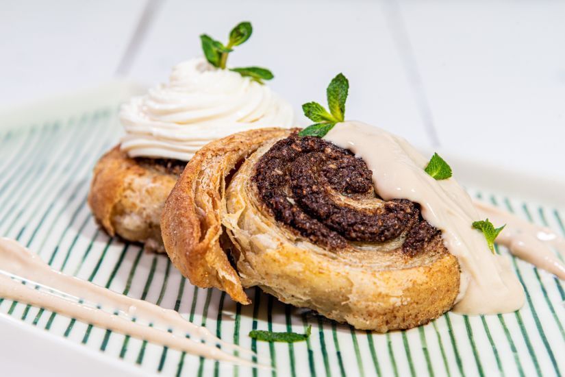 Cinnamon rolls din făină integrală, umplutură de nucă pecan și cacao si caramel de curmale