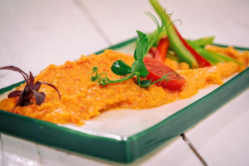 Wrap cu hummus și legume la grill, roșii cherry și măsline