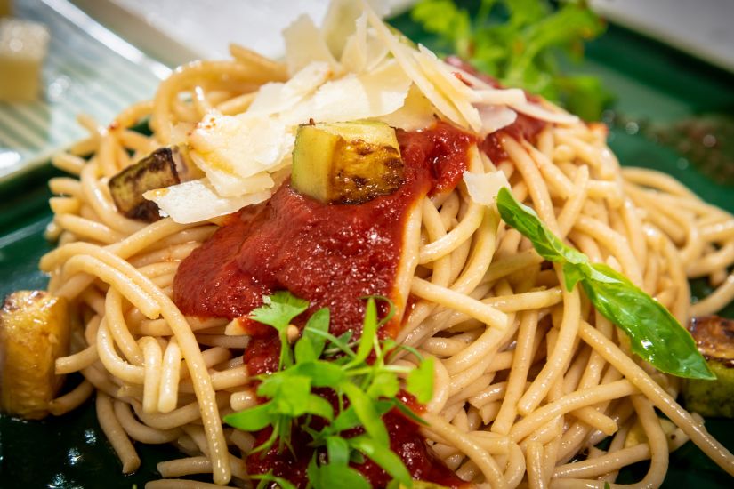 Spaghette cu sos de roșii și busuioc, piept de pui grill