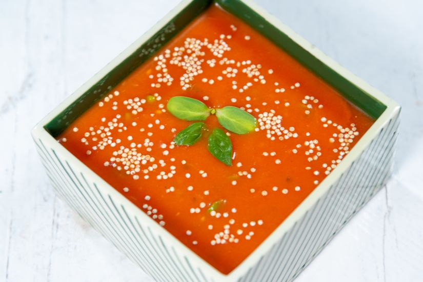 Supă cremă de roșii cu busuioc proaspăt și amaranth