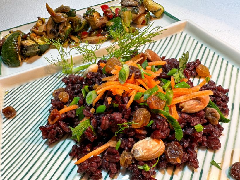 Salata de orez negru cu morcov ras, patrunjel, stafide  si sote de legume