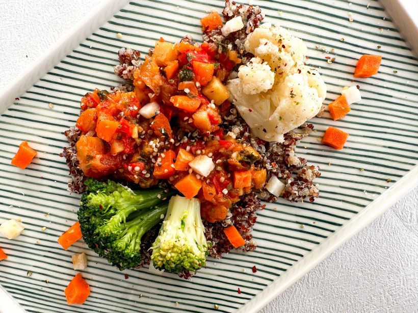Ghiveci cu legume și quinoa cu broccoli, conopidă și  semințe de cânepă