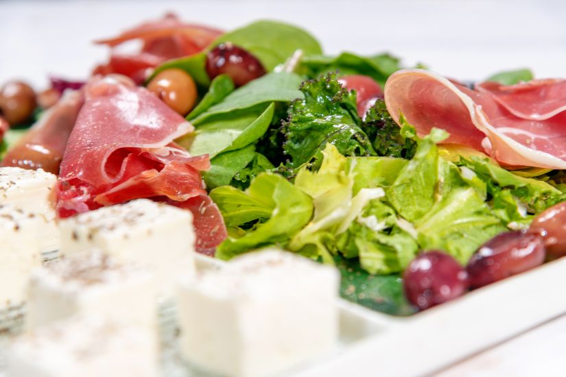 Salată cu prosciutto si branza de capra