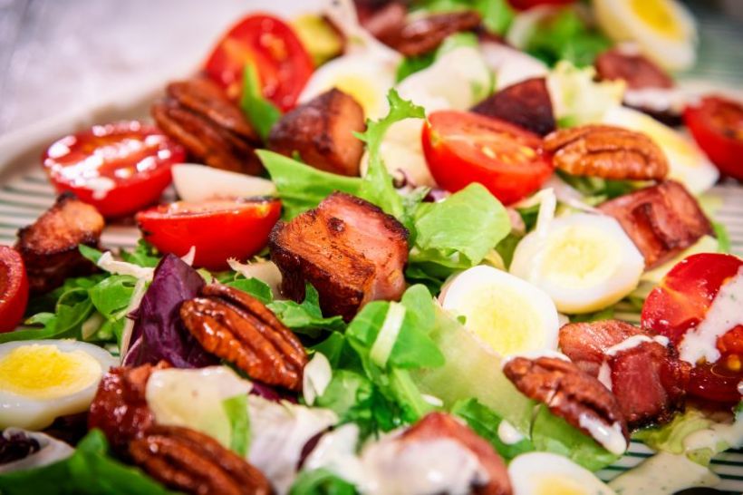 Omletă caprese cu batonete de ardei gras, verde