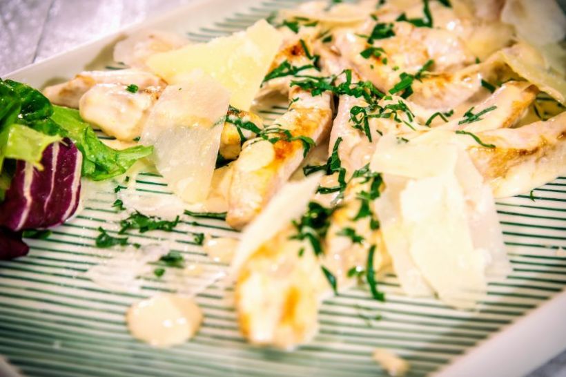 File de dorada cu salată de brânză dulce, smântână, migdale coapte
