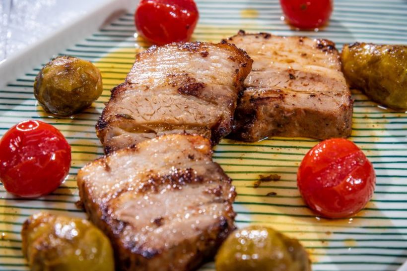 Mâncare asiatică de vită cu coleslaw și orez din  conopidă