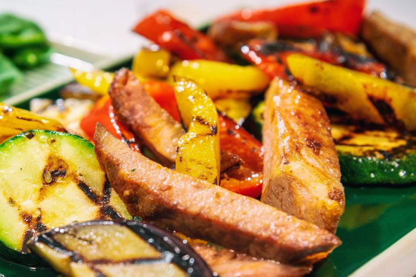Ceafă de porc la cuptor cu dovlecei, vinete, ardei pe grill
