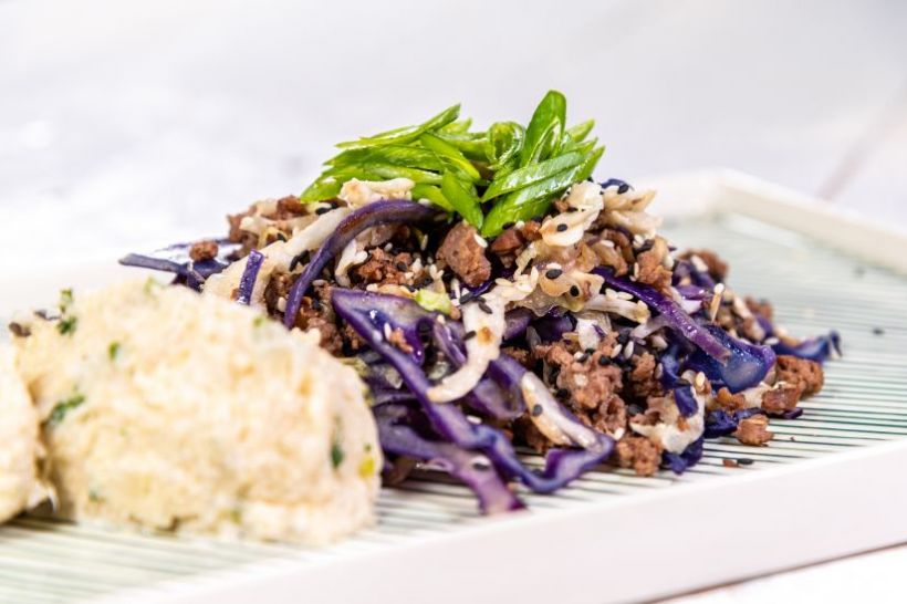 Mâncare asiatică de vită cu coleslaw și orez din  conopidă