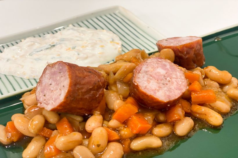 Cârnat țărănesc la cuptor, mâncare de fasole cu barbeque, smântană si cheddar