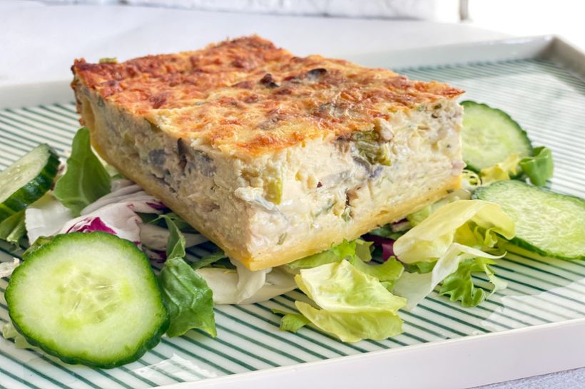 Plăcintă cu legume si mix de salată cu castraveți si dressing de lămâie