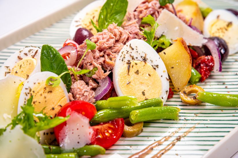 Salată Nicoise reinterpretată cu dressing de anchovies