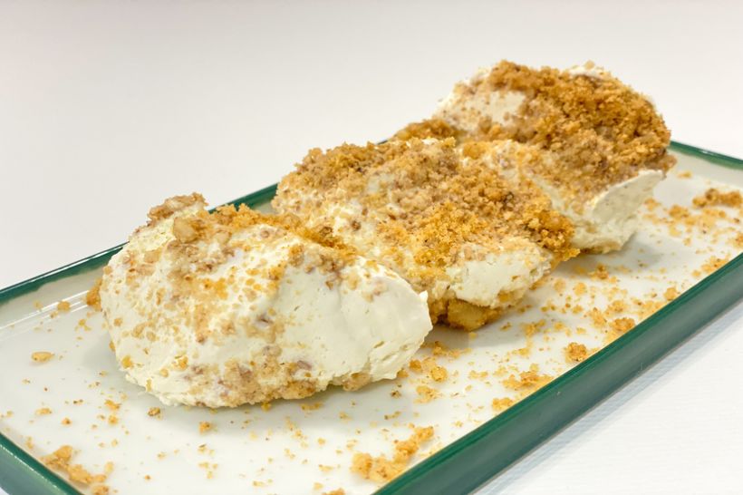 Cremă de cocos cu mango, maracuja și crumble de biscuiți și nucifere