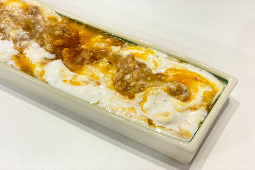 Cremă de iaurt cu urdă, dulceață de piersici, crumble de biscuiți și nucifere