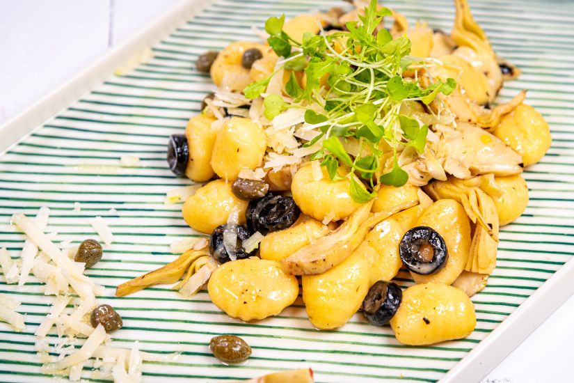 Gnocchi cu legume, brânză dură și măsline