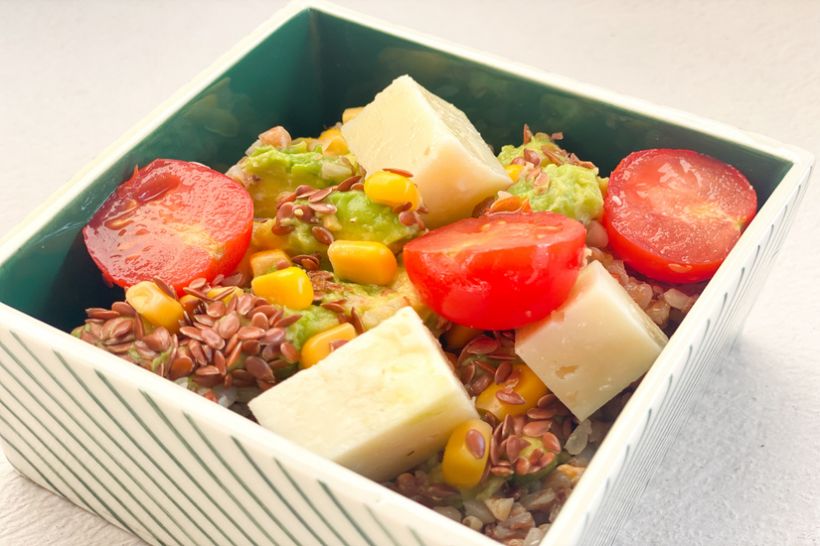 Salată de hrișcă cu avocado, roșii cherry, porumb și pecorino