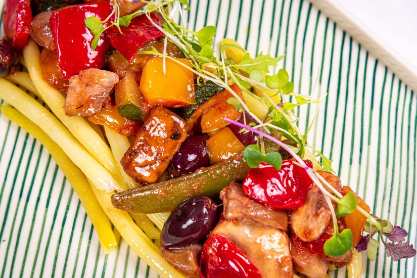Legume cacciatore cu garnitură de fasole galbenă