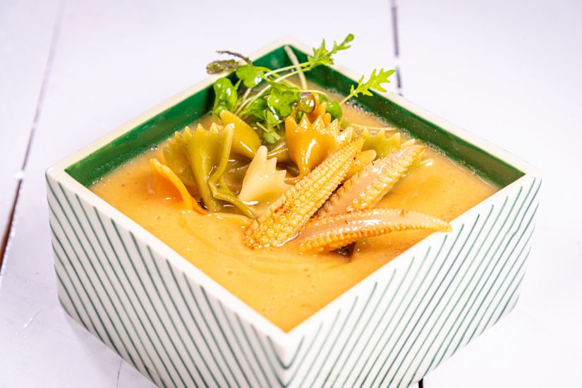 Supă de linte cu roșii, baby corn și farfalle integrale
