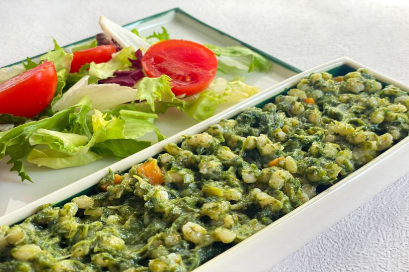 Risotto de orz cu piure de spanac si mix de salata cu dressing de otet balsamic