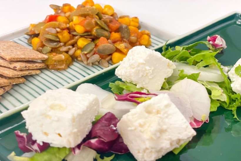 Telemea de capră cu mix de semințe, salsa de roșii, măsline, porumb și mix de salată