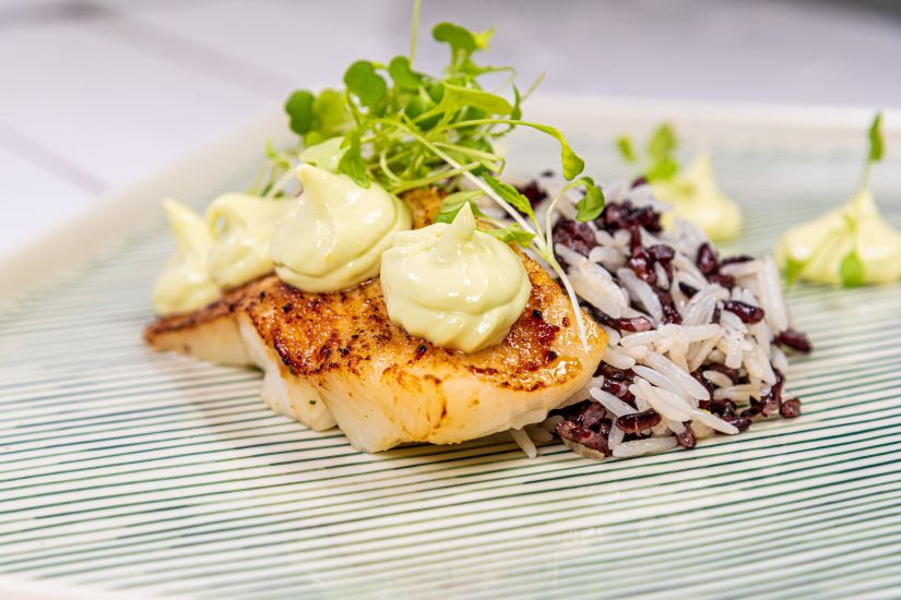 File cod sălbatic Loins cu miso, maioneză de avocado cu mix de orez alb și negru