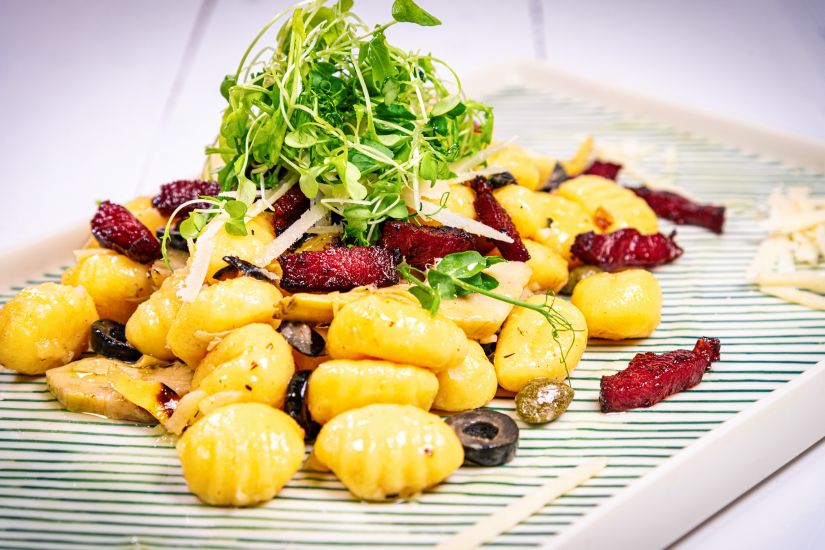 Gnocchi cu pulpa de curcan, legume, brânză dură și măsline