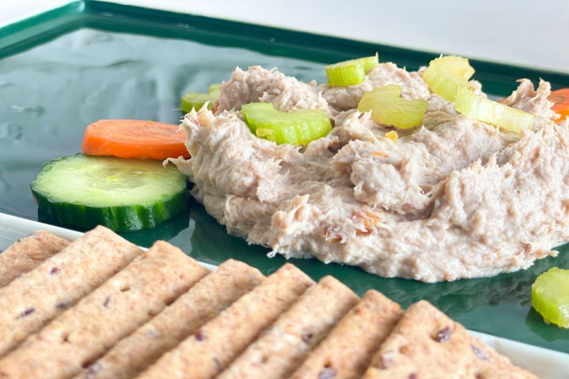Crema de macrou afumat cu rondele de legume si crackersi cu ceapa