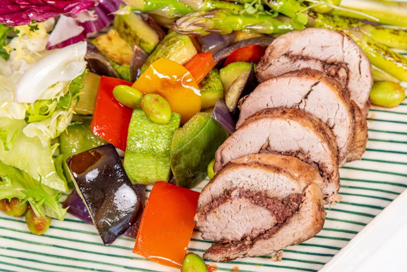 Ruladă de porc cu măsline si nucifere cu piure de conopida si salata de edamame cu sfecla murata