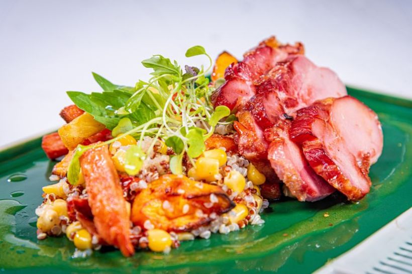 Salată de quinoa cu pulpă de curcan afumată, cartof dulce, porumb si dressing de yuzu si mandarine