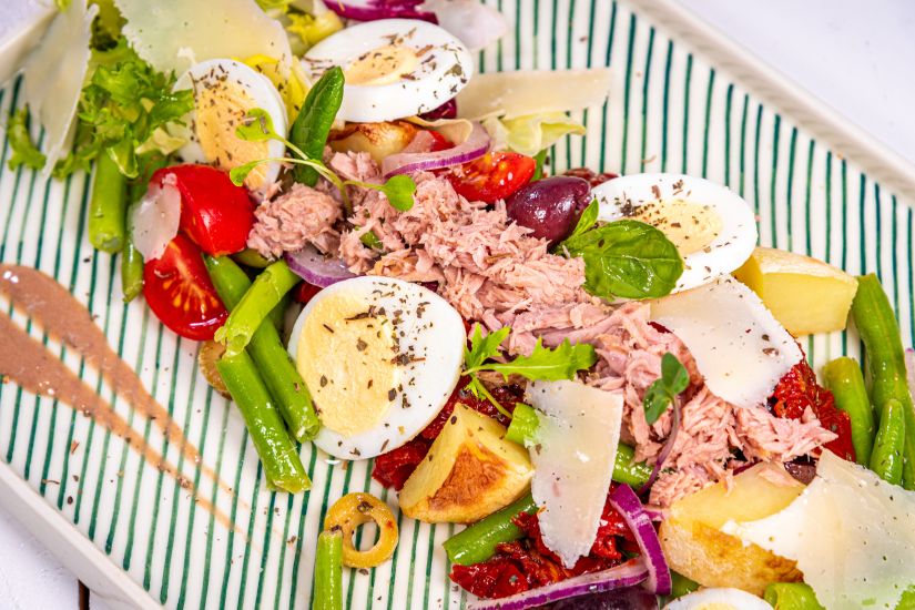 Salată Nicoise reinterpretată cu dressing de anchovies