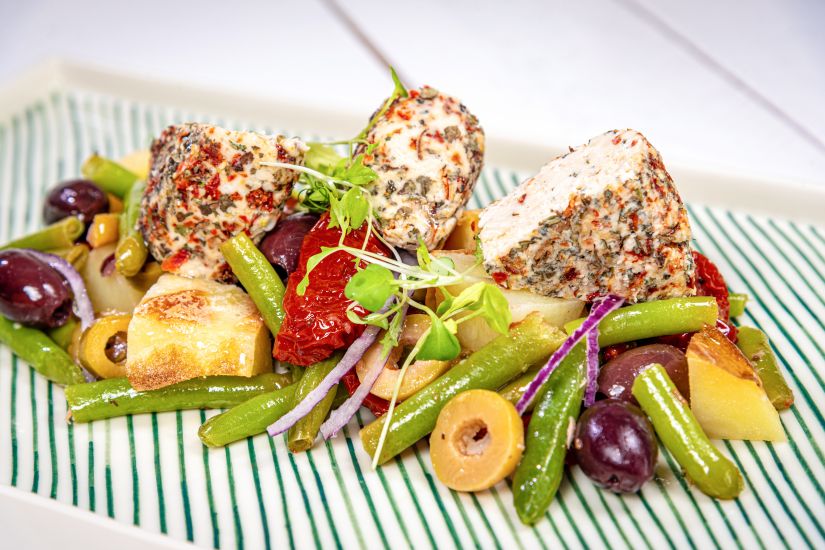 Salată Nicoise reinterpretată cu dressing de muștar si brânză de caju cu ierburi italiene